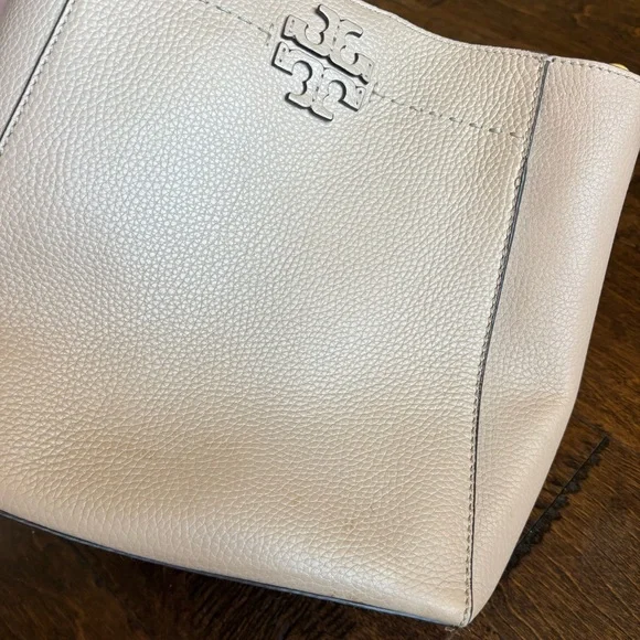 Tory Burch Shoulder Bag— Soft pebbled leather - Picture 4 of 7